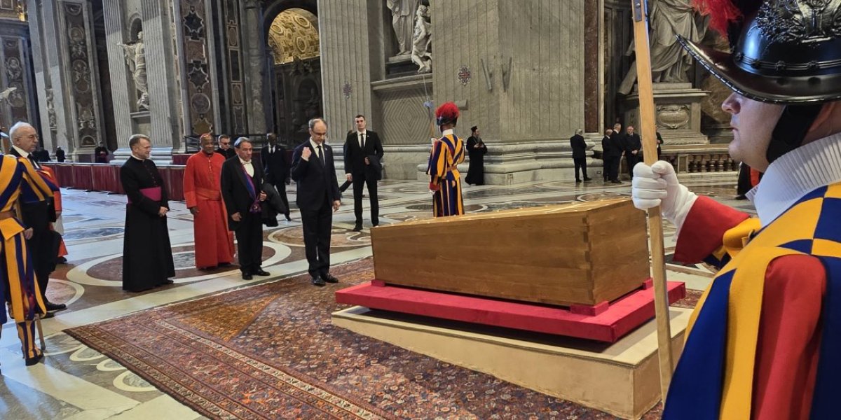 Macut stigao u Rim! Odao poštu pred kovčegom pape Franje (FOTO)