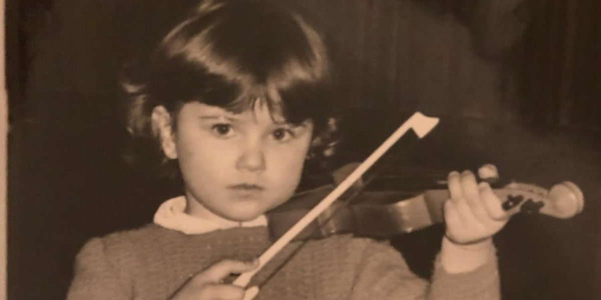 (ANKETA) Majčina smrt slomila joj srce, sinove je odgajala sama, talenat za muziku vešto je skrivala! Ko je devojčica sa slike?