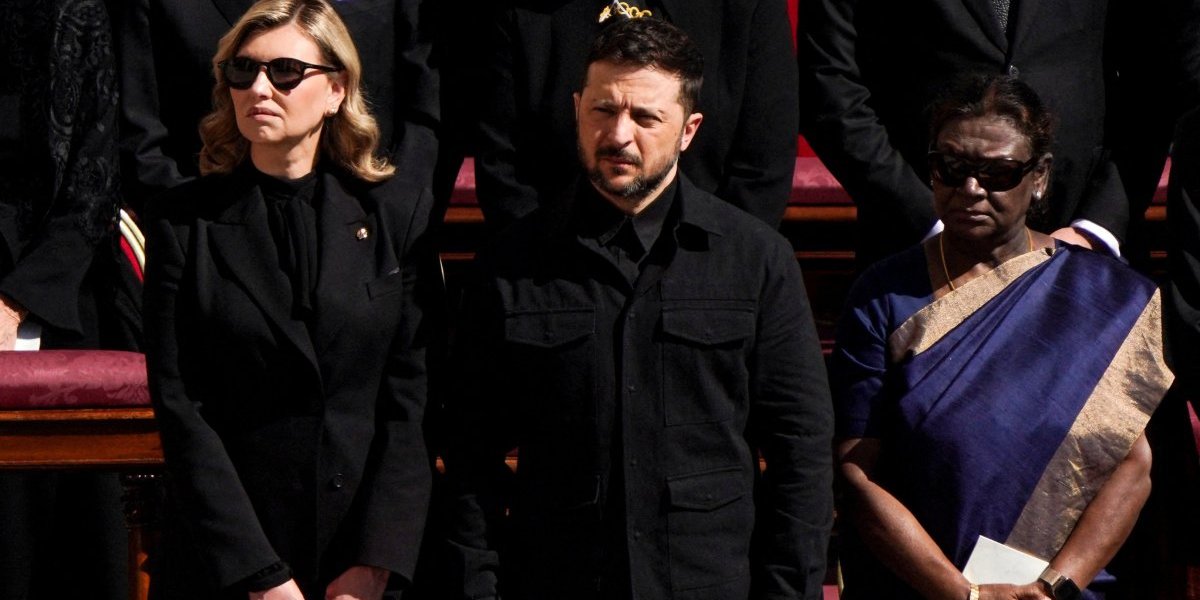 Svi gledaju u Zelenskog, zar je i na papinoj sahrani ovo uradio?! (FOTO)