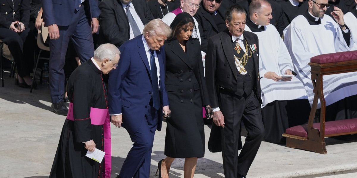 Ceo svet gleda u cipele Melanije Tramp! Izazvala potpuni šok - svi se pitaju da li je prekršila protokol (FOTO)