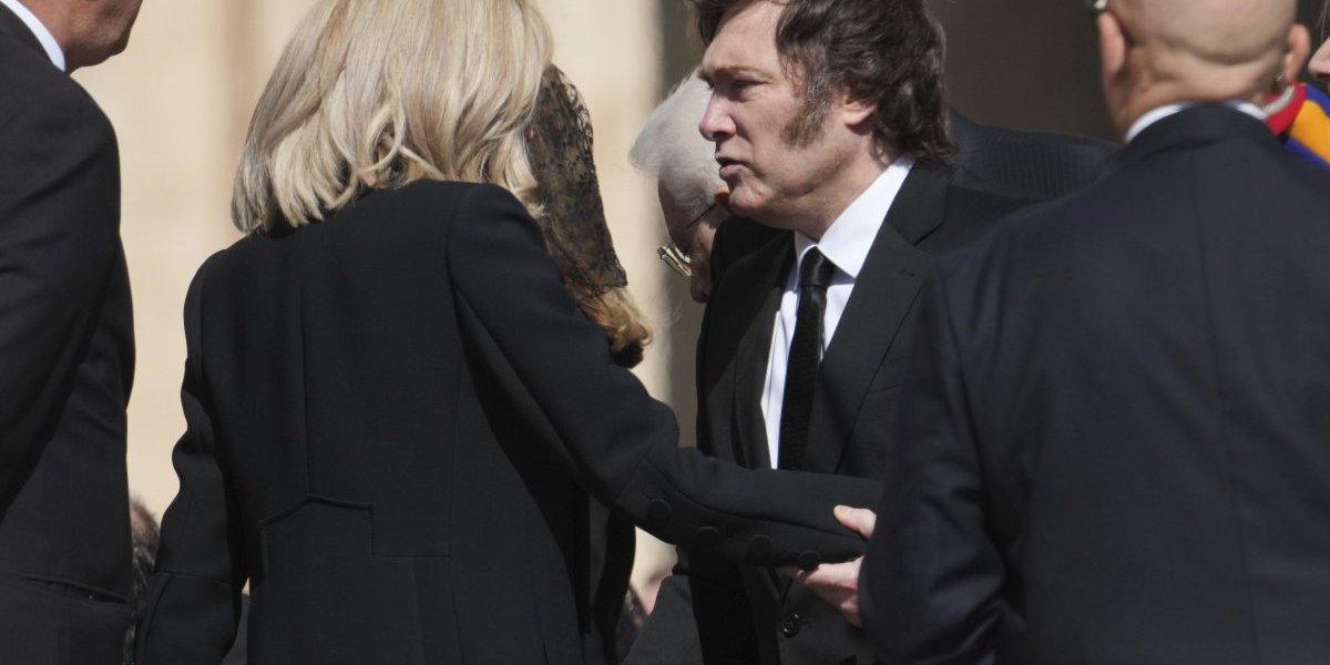 Makronovi na sahrani papa Franje