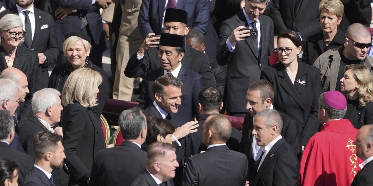 Makronovi na sahrani papa Franje