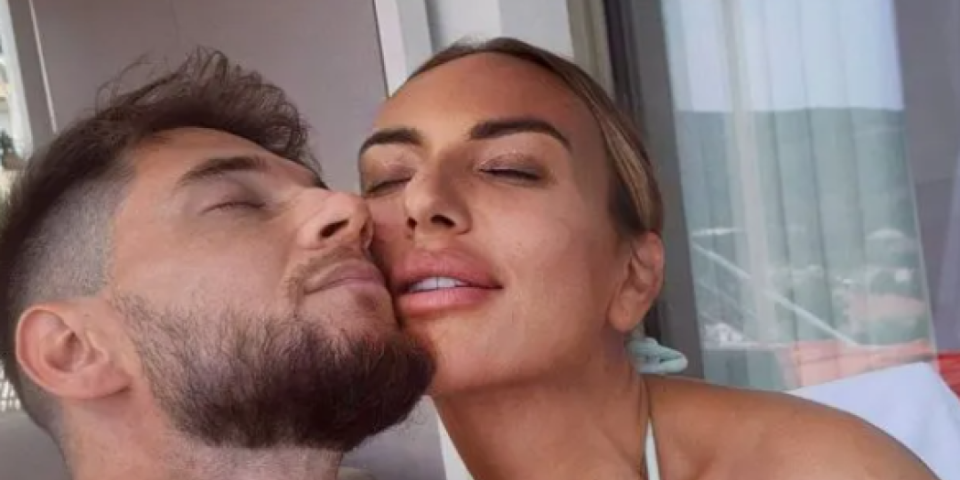 "Muškarac treba da bude glavni u seksu": Pevač progovorio o intimi sa trudnom suprugom