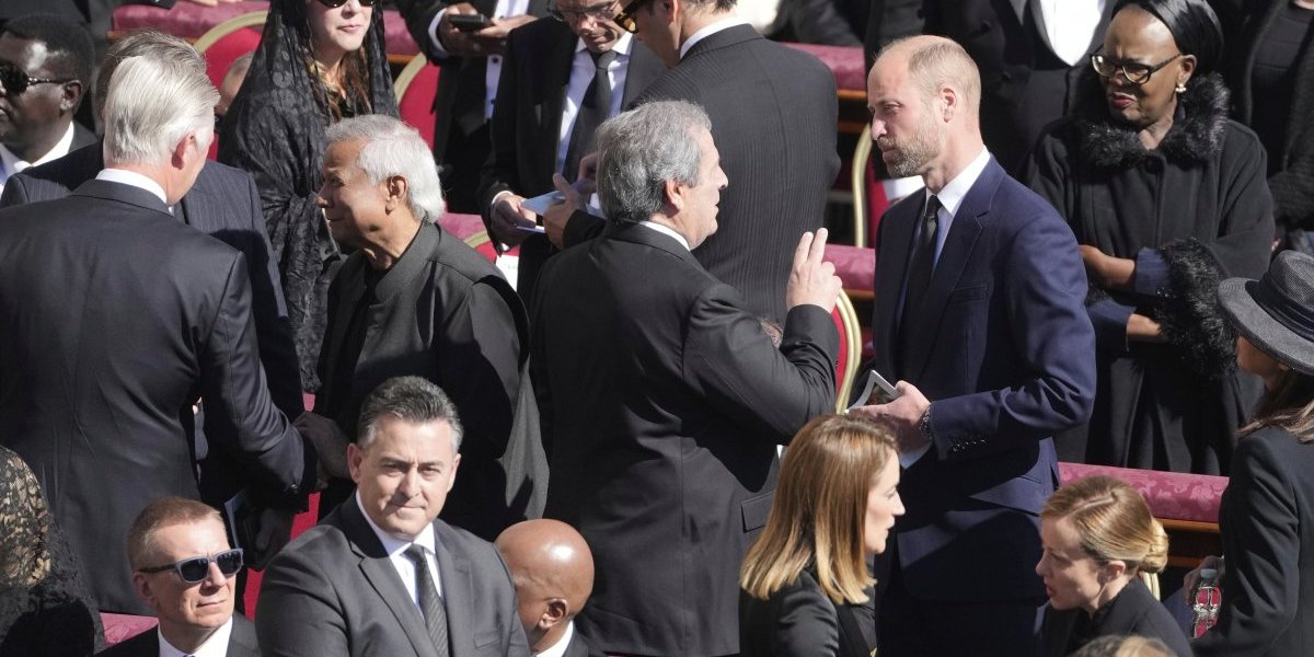 Princ Vilijam na sahrani pape