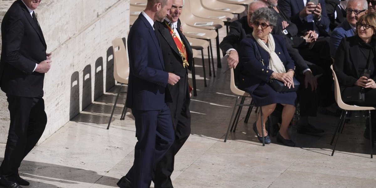 Princ Vilijam na sahrani pape