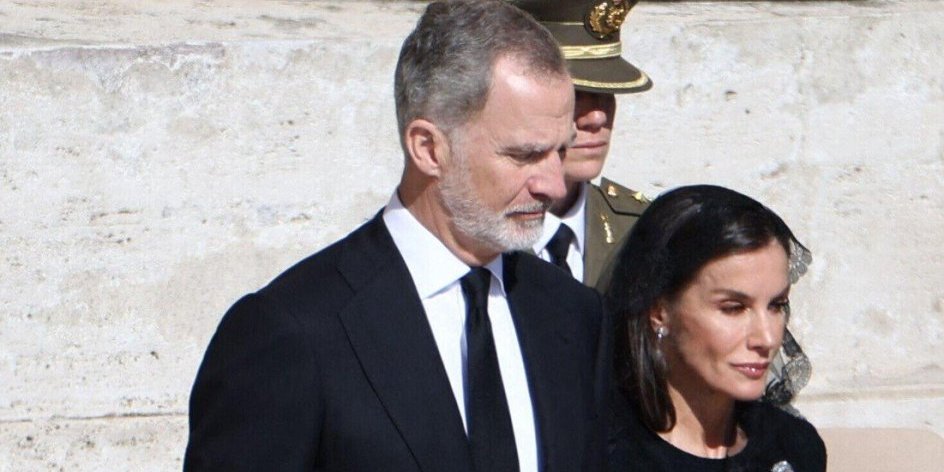 Kraljica Leticija iznenadila na sahrani pape! Neočekivan stajling šokirao svet - jedan detalj je izdvajao od drugih (FOTO)