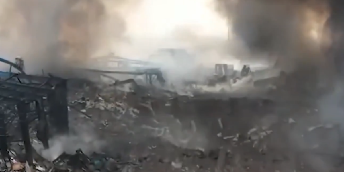 Apokaliptični prizori dan nakon stravične eksplozije u Iranu! Broj mrtvih raste, ostalo samo zgarište, vatra opustošila luku! (VIDEO)