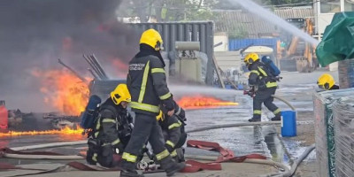 U ulici Cvetanova ćuprija na Zvezdari, iza poznatog lanca marketa izbio je požar u stanu u jednoj stambenoj zgradi.
