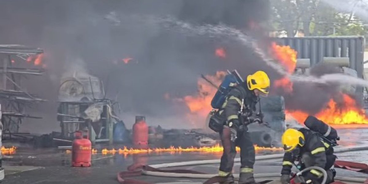 Veliki požar u Zrenjaninu: Planulo u magacinu jednog trgovinskog lanca (VIDEO)