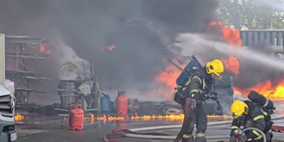 Kamion koji je prevozio plinske boce zapalio se kod mesta Plavna u okolini Negotina.