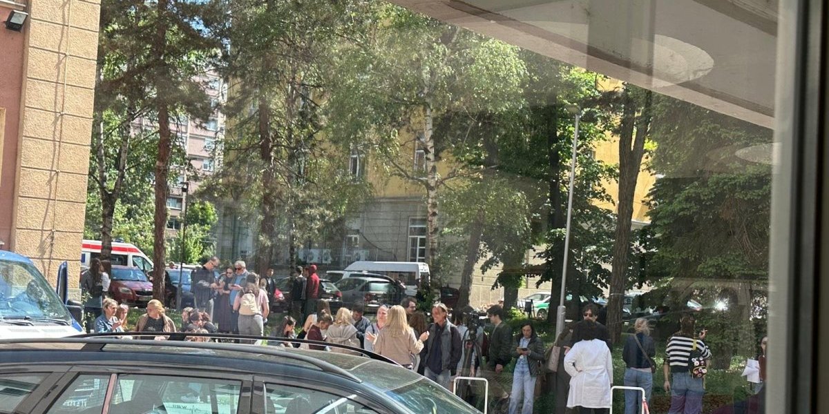 (VIDEO) Poslednji stadijum ludila! Blokaderi upali u KC Niš: Ne daju ljudima da se leče, sprečavaju praktičnu nastavu studenata!