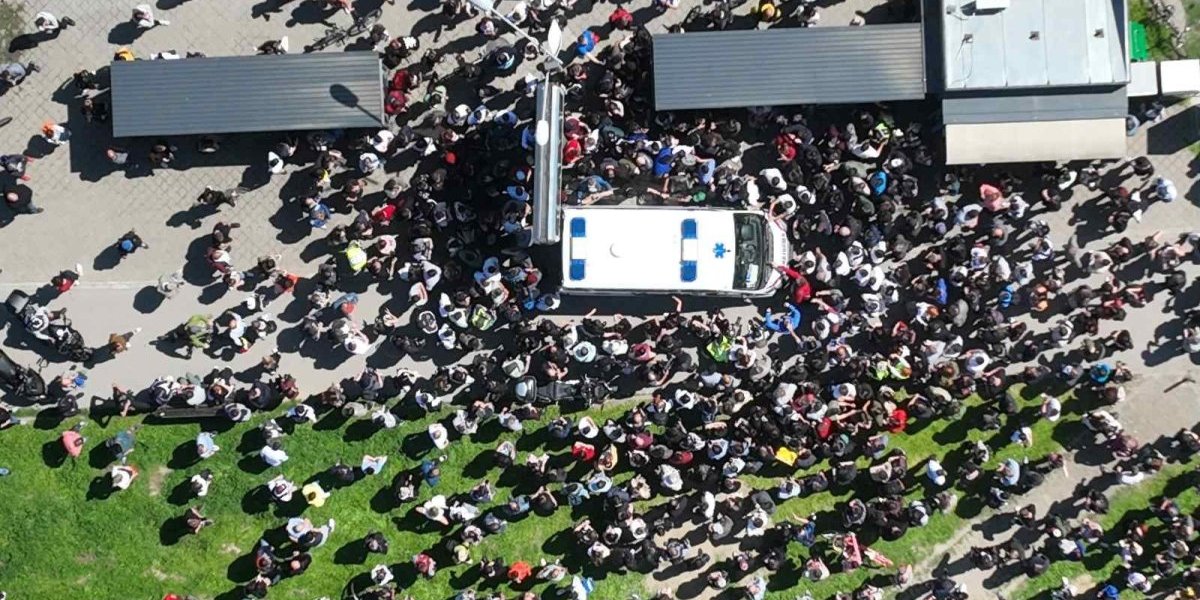 Ovo je pravo stanje u Novom Sadu: Evo koliko blokadera pravi haos ispred zgrade DIF-a (FOTO)