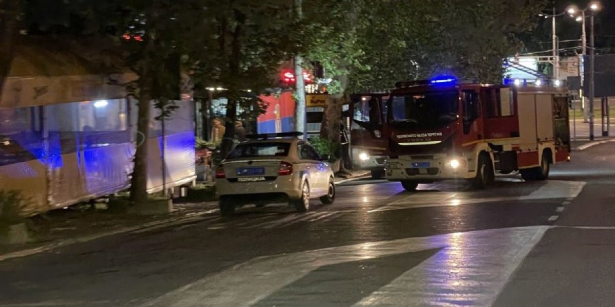 Vatrogasci i policija ispred restoraa 