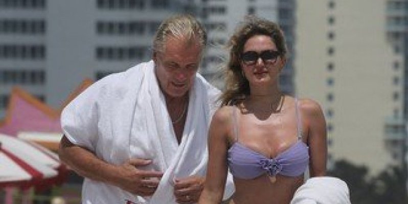 Glumac oženio vršnjakinju svoje ćerke! Evo šta rade 10 puta dnevno da bi im brak opstao