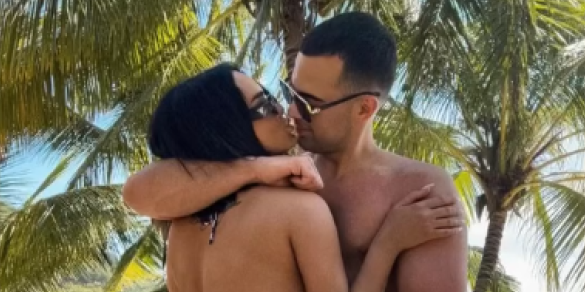 (FOTO) Čista erotika! Ženu od sultana dečko zgrabio nasred plaže, sevnula joj zadnjica!