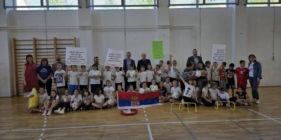 Predsednik Sportskog saveza Srbije  Davor Štefanek iznenadio učenike drugog razreda