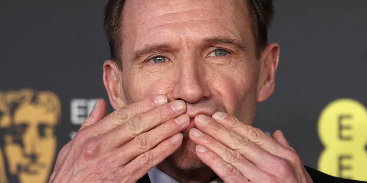 Ćelavi Voldemor postao seks simbol: Žene lude za mišićavim telom glumca  (FOTO)