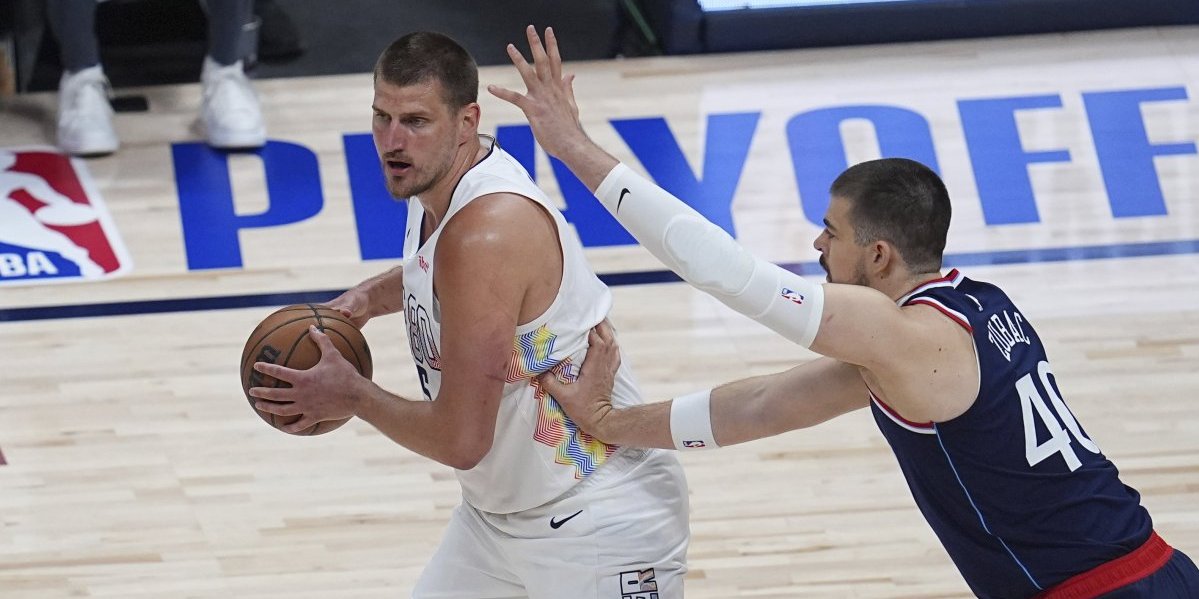 Šta radi ovaj čovek? Jokić poslao četiri igrača Klipersa po burek! (VIDEO)