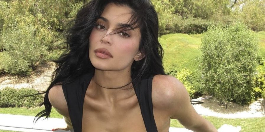 Bujnim grudima zapalila mreže! Kajli Džener raspametila muški rod - od dekoltea padaju vilice (FOTO)