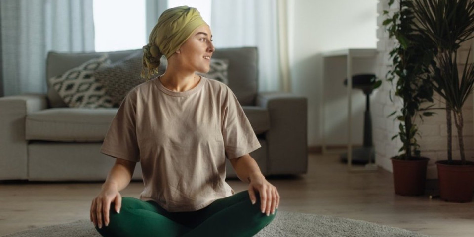 Magična poza zateže stomak i podmlađuje - Oblikujte telo dok sedite