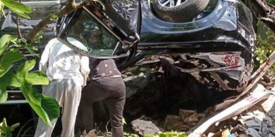 Automobil propao kroz krov kuće! Neverovatne scene na Savskom vencu: Tragedija za dlaku izbegnuta (FOTO)