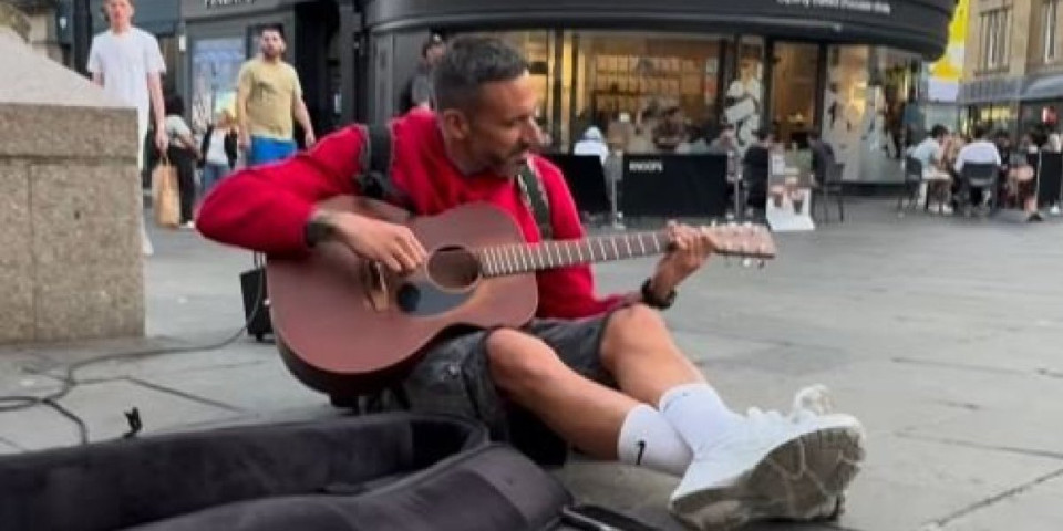 Bio je zvezda Premijer lige, pobedio rak, a sada peva na ulici! Svira gitaru i tera suze na oči fanovima (VIDEO)