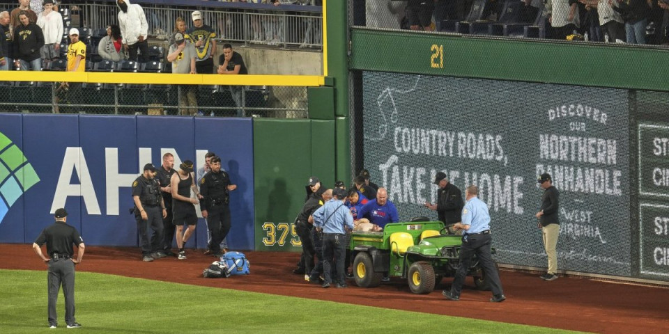 Uznemirujuće! Navijač pao sa tribina tokom meča (VIDEO/FOTO)
