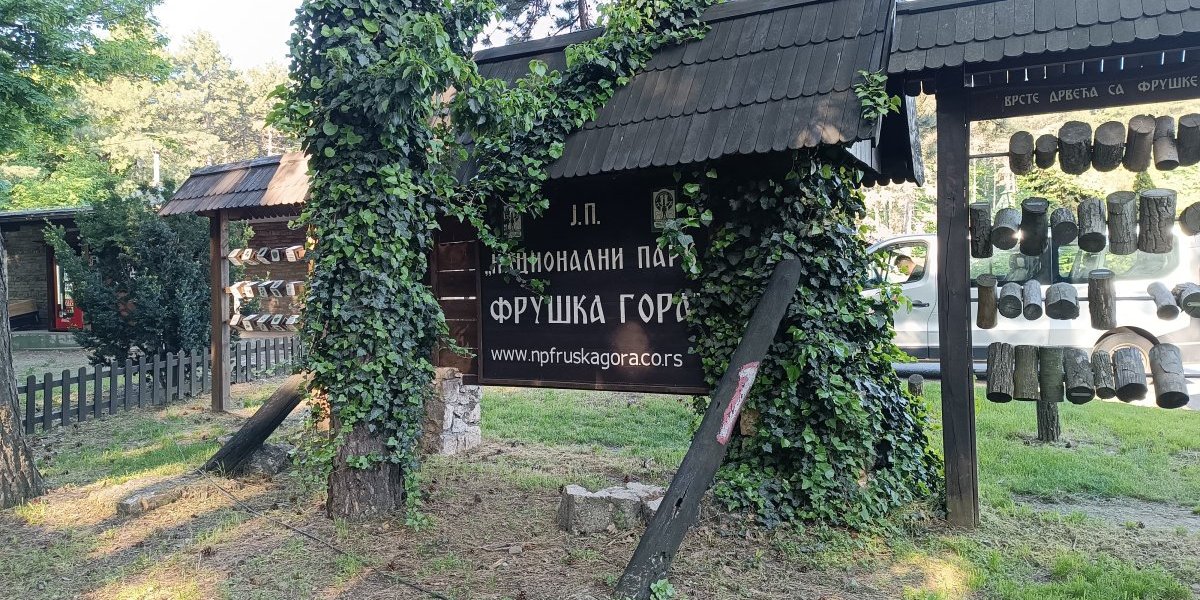 Urnebesno upozorenje sa Fruške Gore: On je u bekstvu, ako ga sretneš ne diraj ga (FOTO)