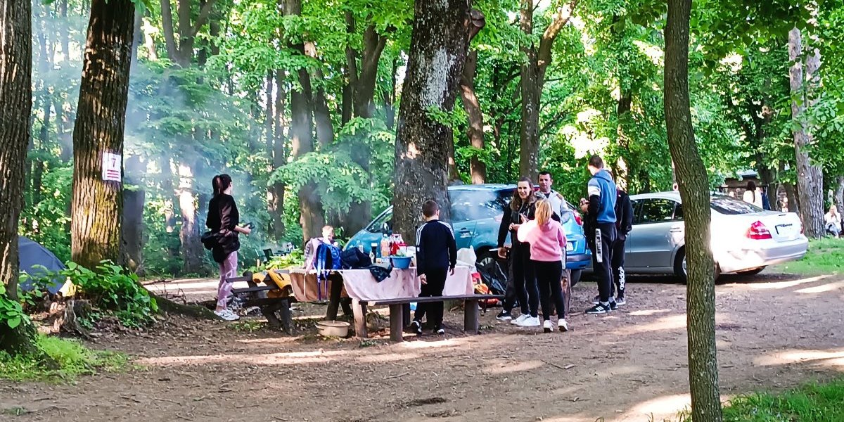 Fruška gora vrvi od ljudi! Pogledajte kako se ovde proslavlja Prvi maj (FOTO)