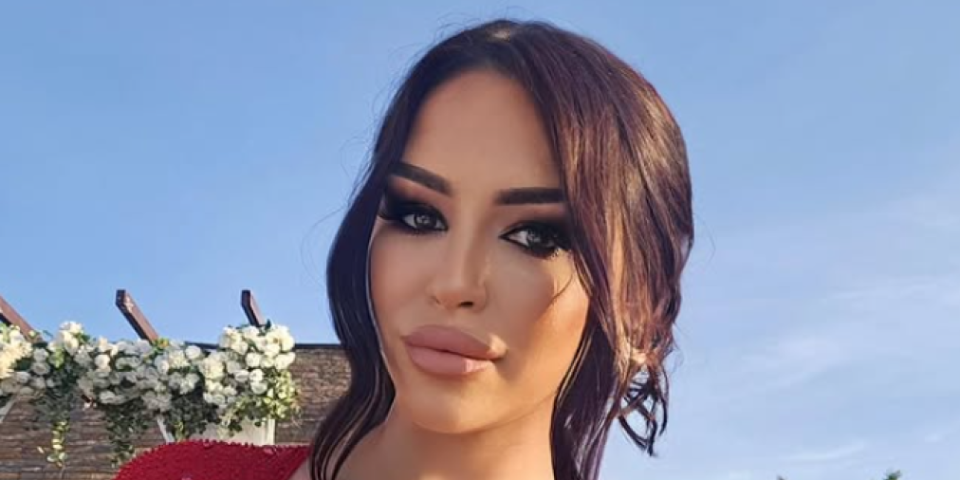 (VIDEO) Pevačici sevnula zadnjica nasred ulice - Prolaznici u neverici