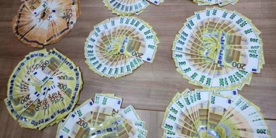 U koferu pronađena gomila novca: Vozač zaustavljen u Preševu