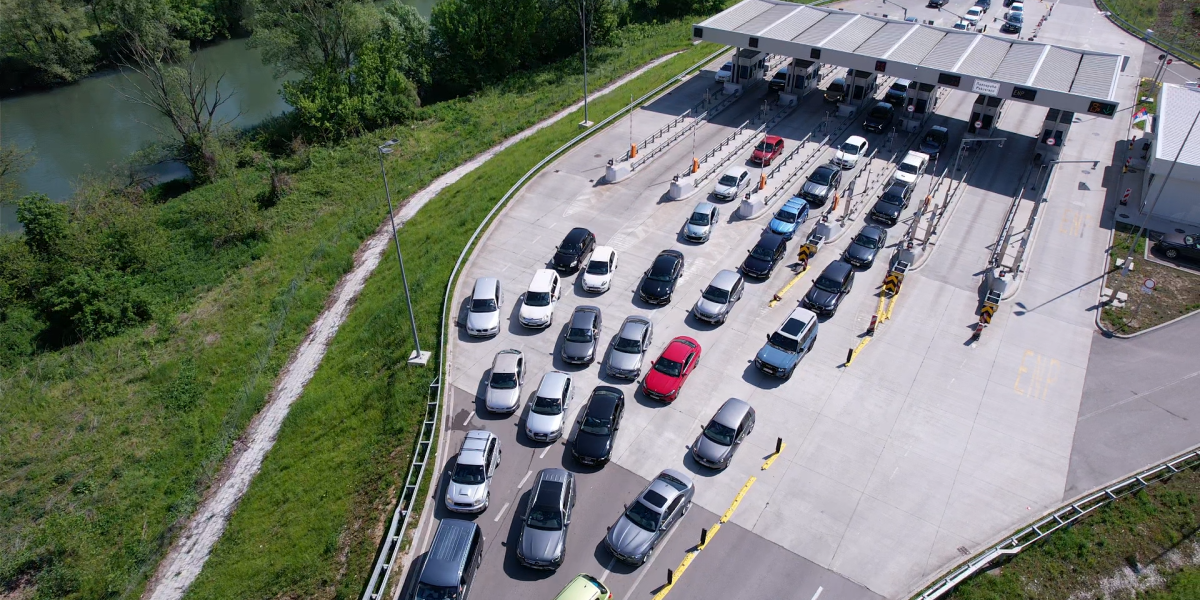 Gužva na auto-putu Miloš Veliki! Ovako je na naplatnoj rampi u Pakovraću (FOTO/VIDEO)