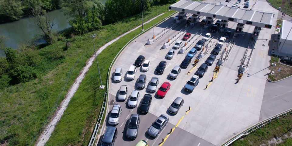 Gužva na auto-putu Miloš Veliki! Ovako je na naplatnoj rampi u Pakovraću (FOTO/VIDEO)