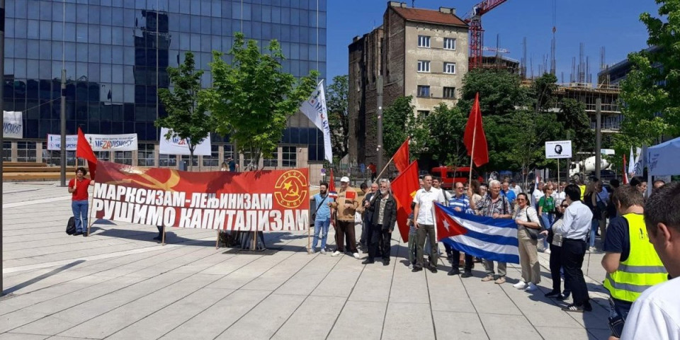 Šaka jada na Slaviji! Hoće da ruše Srbiju uz transparent "Marksizam-lenjizam, rušimo kapitalizam"! (FOTO)