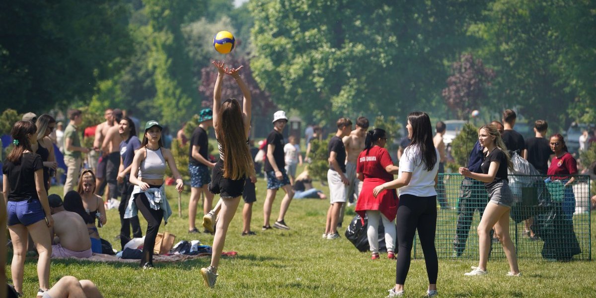 Nema igla gde da padne! Krcato na Adi Ciganliji: Evo kako se proslavlja Prvi maj! (FOTO)