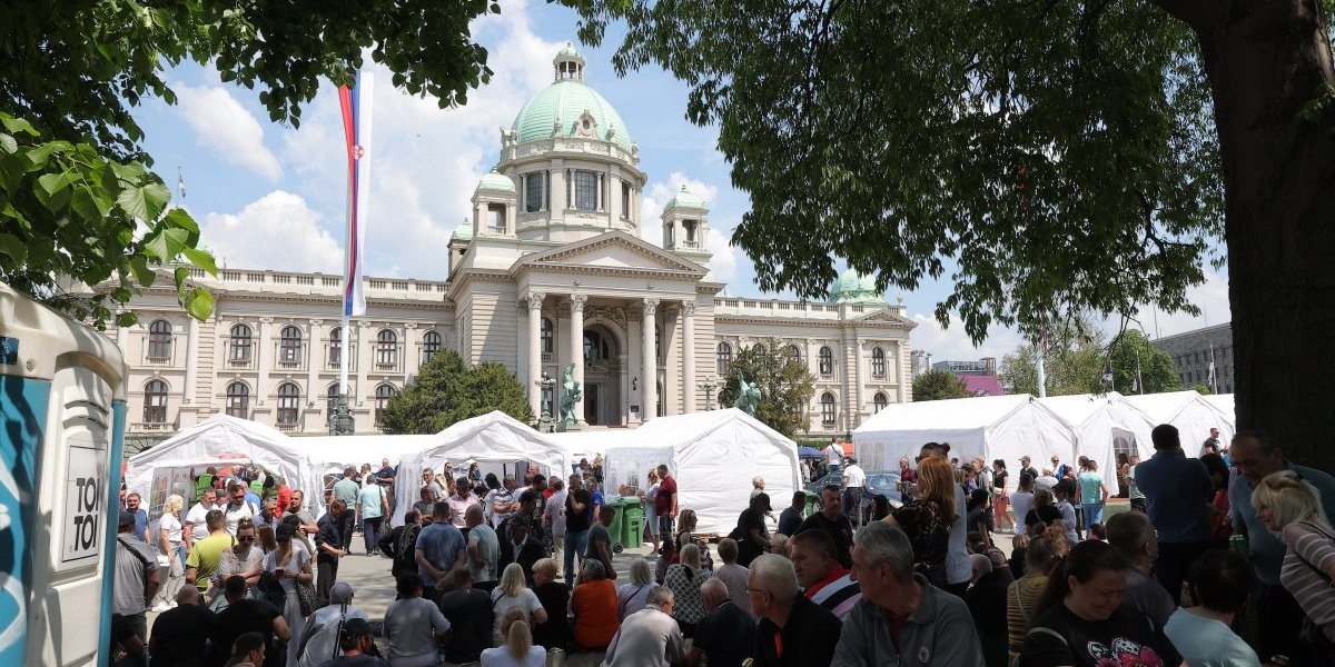 (VIDEO) Ispred Skupštine se ori: Aco, Srbine!