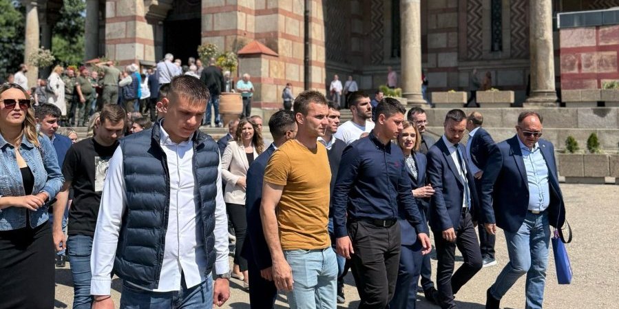 (FOTO) Razlika je očigledna! Studenti koji žele da uče odali počast žrtvama 'Bljeska'! Blokaderi u Hrvatskoj nisu smeli da imaju ni srpsku zastavu!