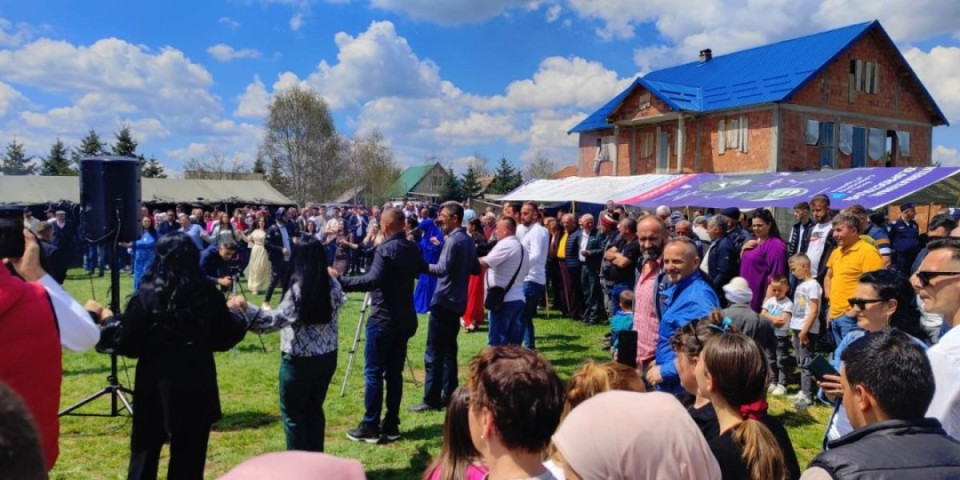 Ko ovde nije bio, ne zna šta je vašar! Igra se kolo, slavi se praznik (VIDEO)