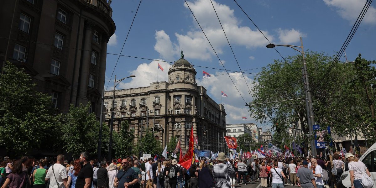 Internet sve pamti, uzalud vam trud blokaderi: Foteljaši sa Pravnog se izblamirali, pa pokušali da sakriju bruku (FOTO)