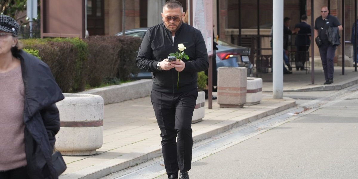 "Bolelo me je grlo, mislio sam da je angina, onda su mi rekli da je karcinom": Pevača spoznaja o bolesti satrla