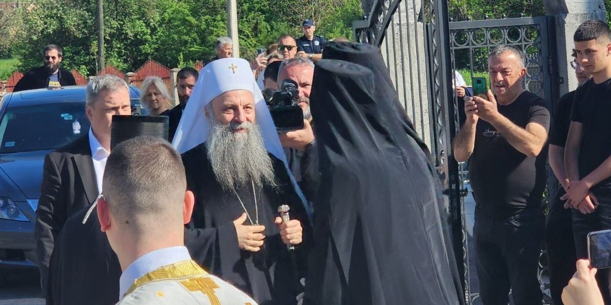 Patrijarh Porfirije u rodnom mestu Svetog Save! Vernici ga dočekali u Deževi (FOTO/VIDEO)