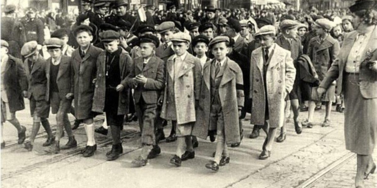 Na ovoj fotografiji iz 1939. godine nalazi se naš legendarni glumac! Da li ga prepoznajete? Bio je idol, a nadimak pokušavao da sakrije