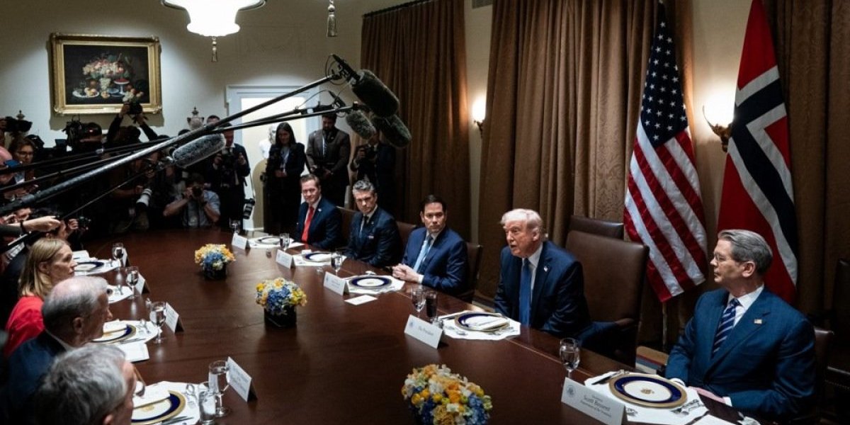 Šok! Snimljeno šta Trampov otpušteni savetnik radi ispod stola! Ovo svet nije smeo da vidi! (FOTO)