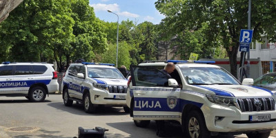 Policija traga za vozačem automobila marke BMW, zbog sumnje da je pucao u pravcu bivše devojke iz vozila u Zemunu.