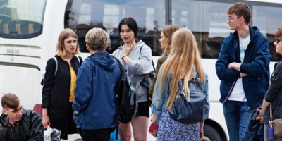 Društvenim mrežama kruži dirljiv video snimak mačke koja se bezbrižno igra u autobusu sa svojim novim udomiteljima, uprkos tome što im je vozač prethodno zabranio da je povedu.