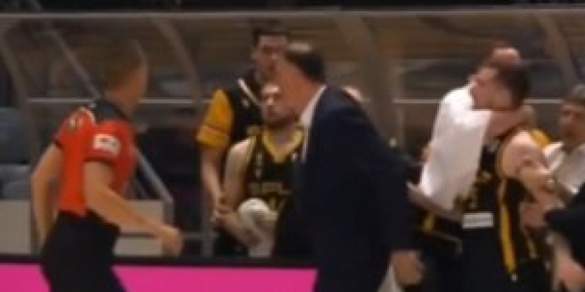 Hrvatski košarkaš se umalo pobio sa navijačima! Haos u derbiju Zadra i Splita (VIDEO)