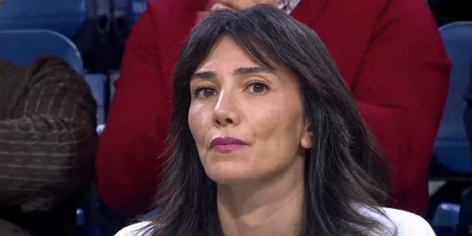 Ovo je žena Ergina Atamana! Sa tribina gledala vređanje i divljanje svog supruga (FOTO/VIDEO)