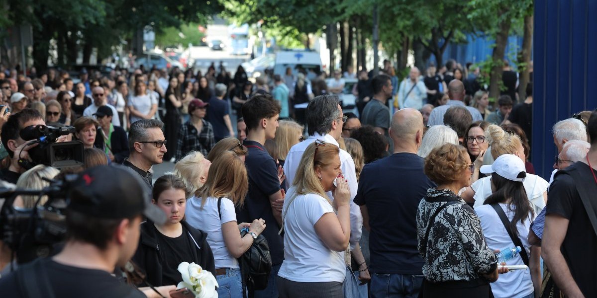 Srce da pukne! Reka ljudi ispred "Ribnikara": Čuju se samo jecaji (FOTO/VIDEO)
