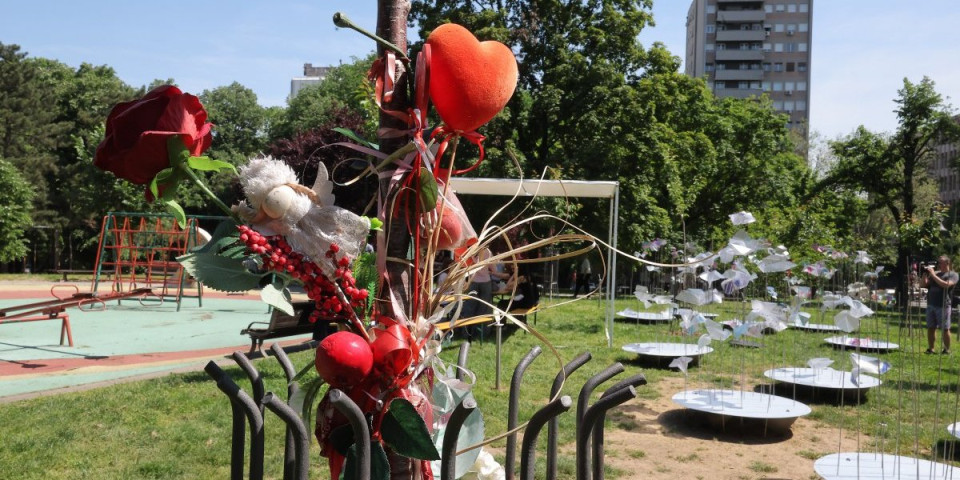 Potresne scene na Tašmajdanu! Bolne dve godine od masakra u "Ribnikaru"! (FOTO/VIDEO)