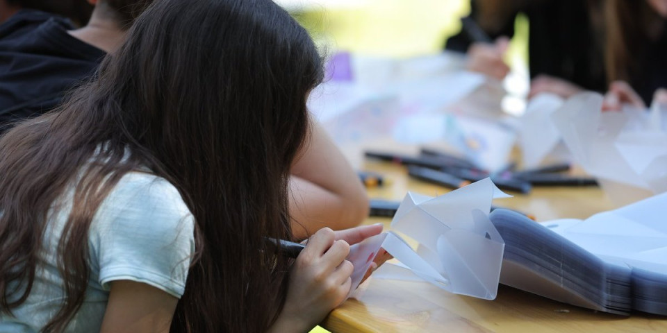 "Nacrtala sam okean koji predstavlja količinu tuge koje osećamo": Sećanje na žrtve masakra u Ribnikaru prikazano na Tašmajdanu kroz radionicu (FOTO)